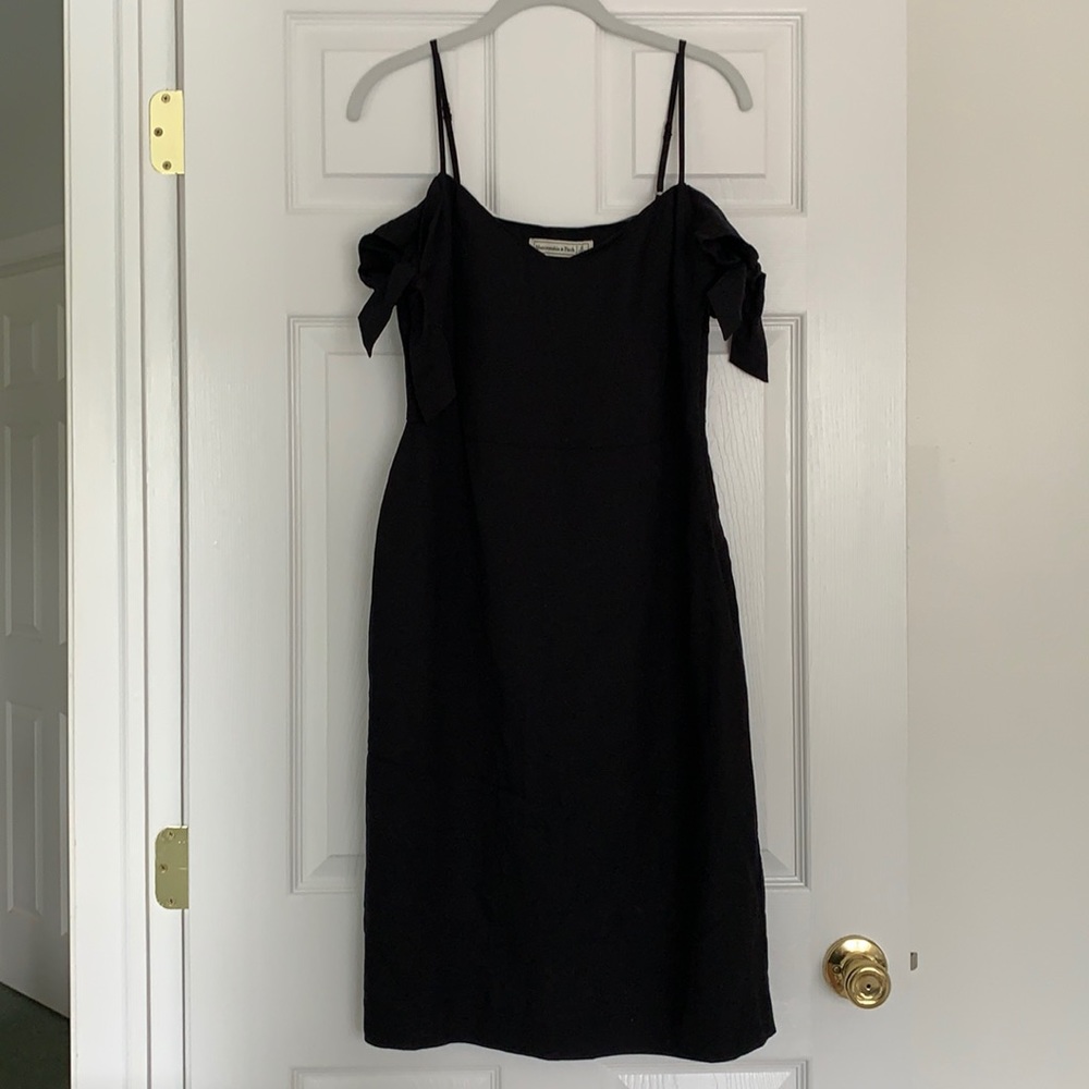 Abercrombie off-the-shoulder tie dress 🖤